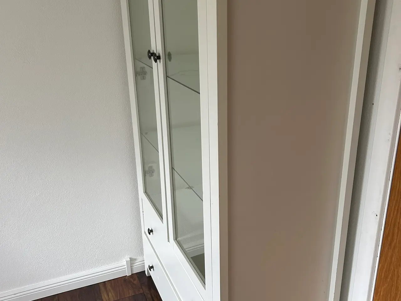 Billede 2 - Flot hvidt vitrineskab med glassvaler og skuffer