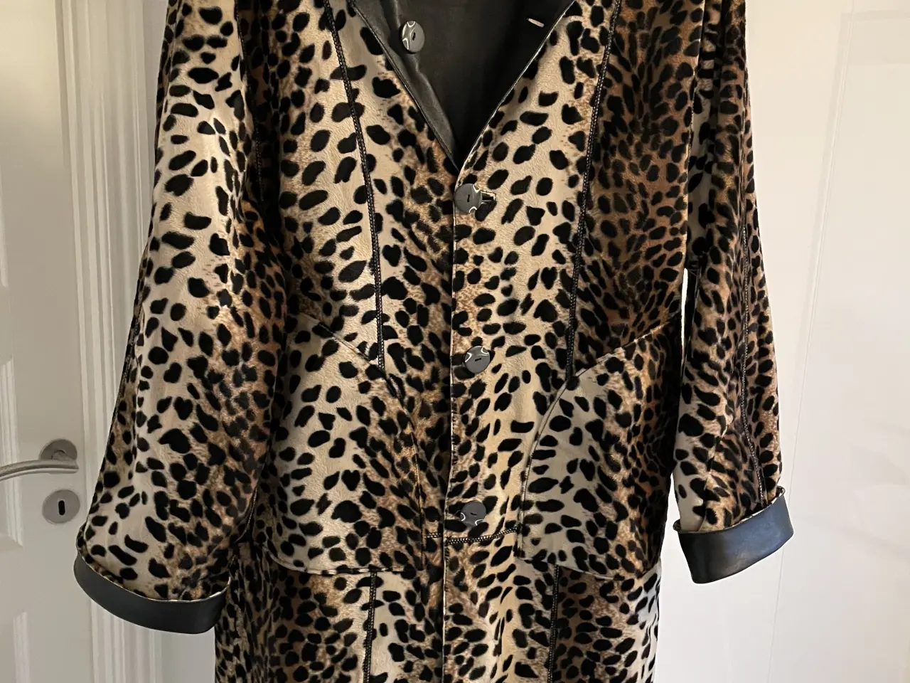 Billede 7 - Vendbar skindjakke sort skind / Leopard
