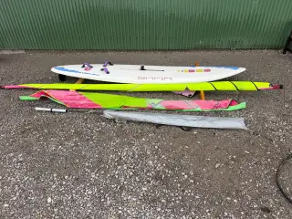 Surfing med sejl og udstyr