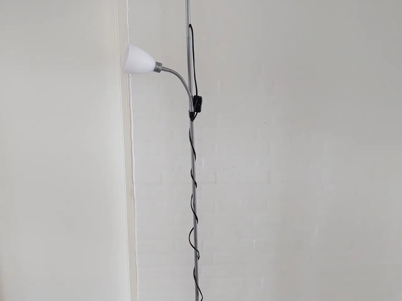 Billede 1 - Gulv lampe. Ingen ridser.