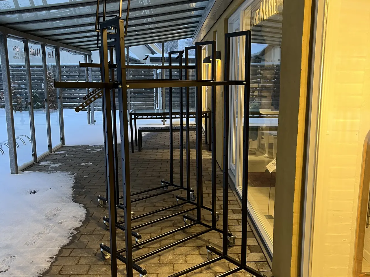 Billede 3 - Butikskvalitet! Tøjstativer & salgskurve 