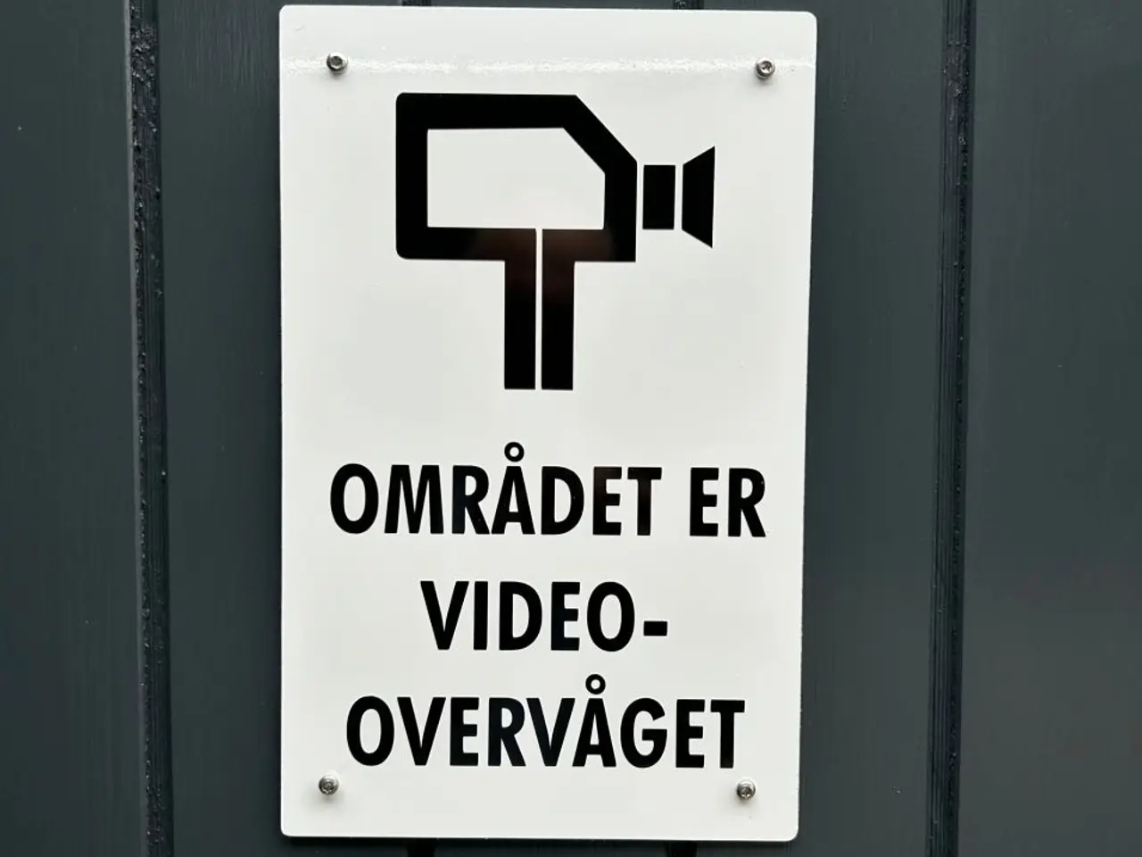 Billede 6 - Skilte med "Området er overvåget" mm