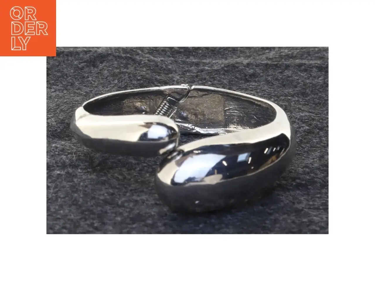 Billede 1 - Sølvfarvet armbånd (str. Ø 6 cm)
