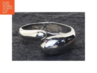 Sølvfarvet armbånd (str. Ø 6 cm)