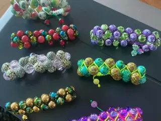 Nye knyttede armbånd