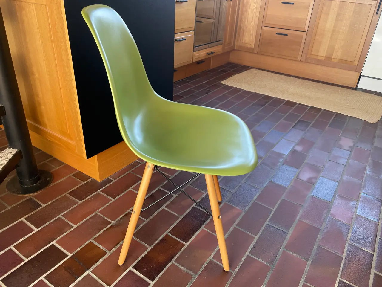 Billede 2 - Spisestuestole I stil med Eames stol