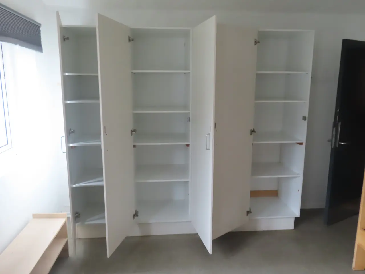 Billede 5 - Indhold på værelse af bord, køjeseng, skab mv.