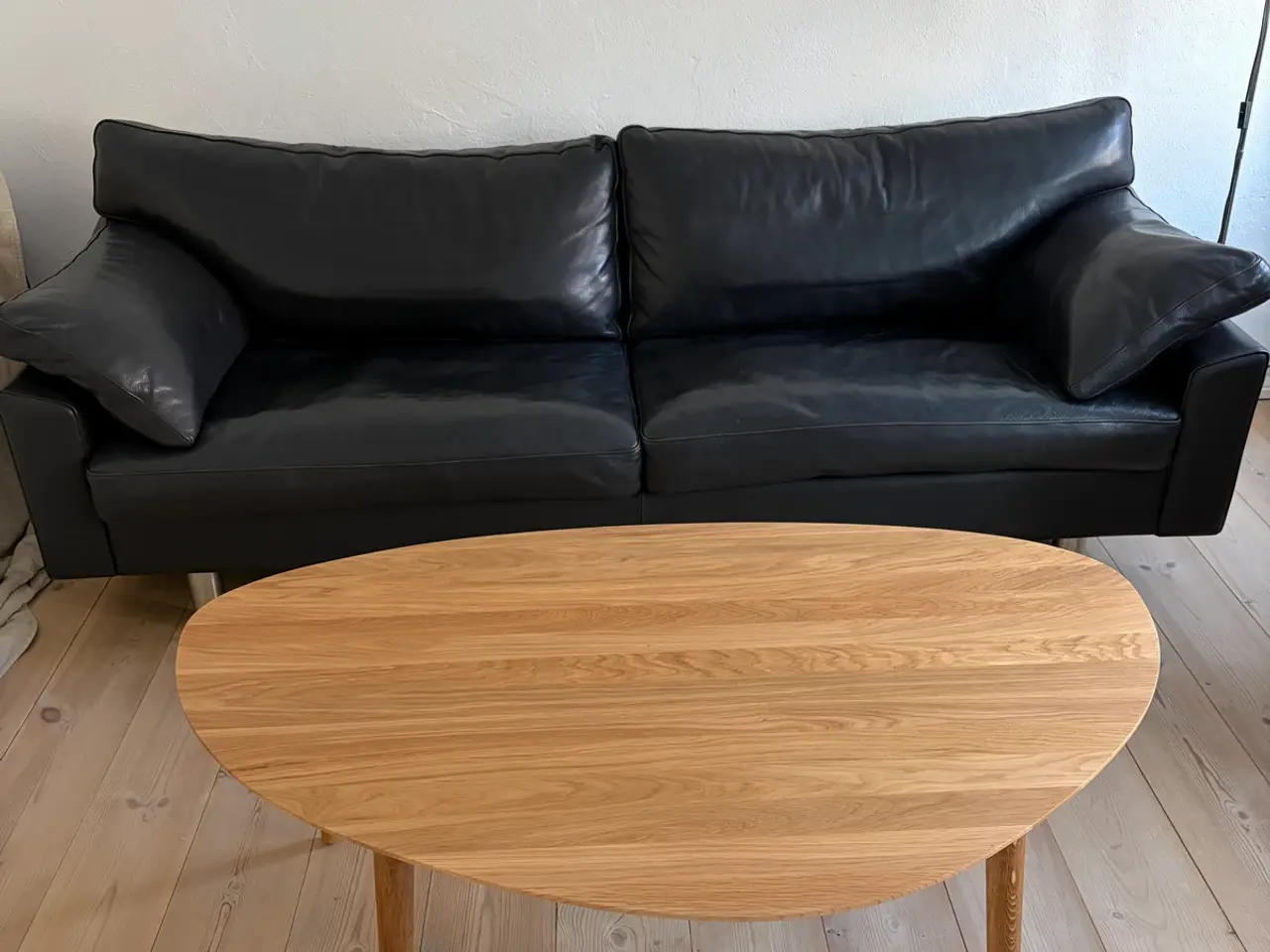 Billede 2 - HJ Møbler sort lædersofa 3 Pers.