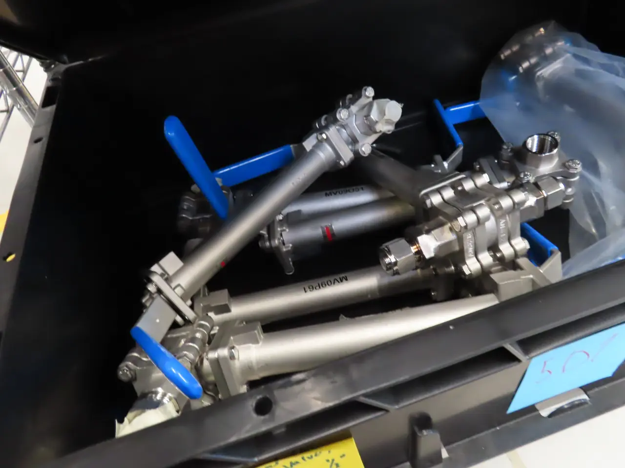 Billede 17 - Indhold på reol