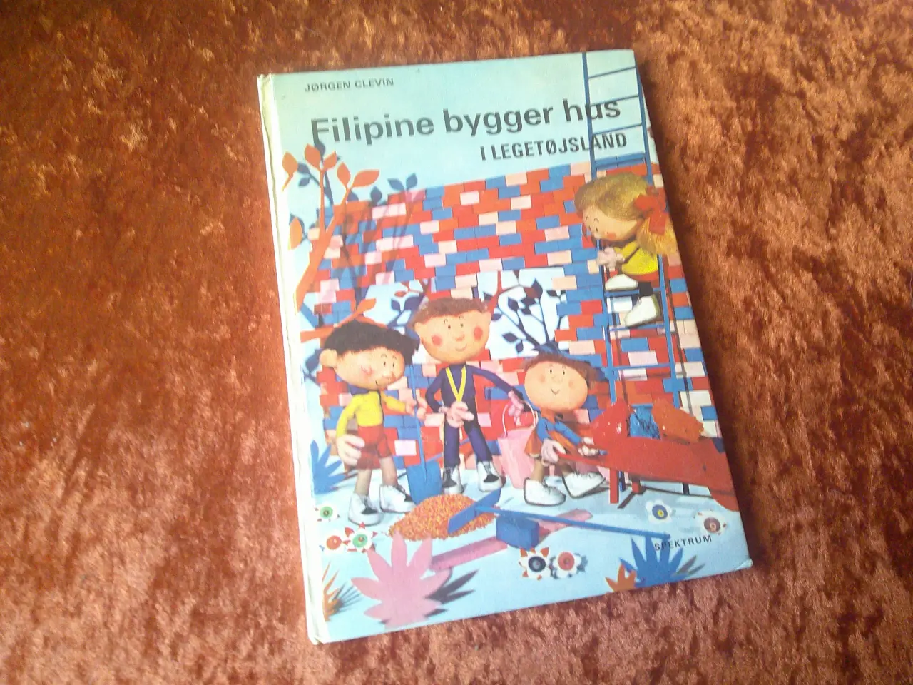 Billede 1 - Filipine bygger hus, Jørgen Clevin,