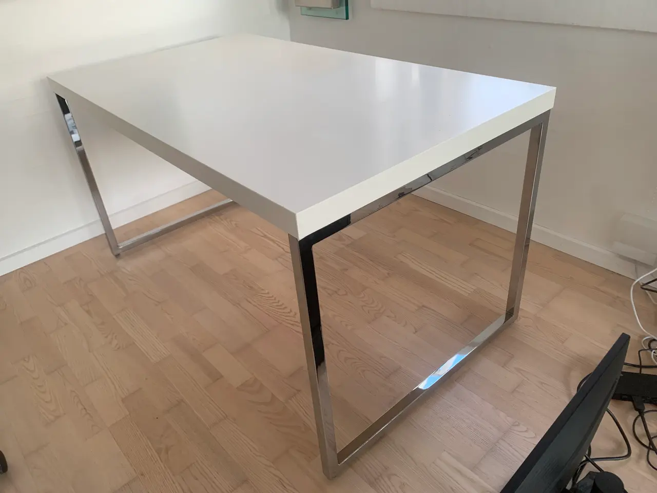 Billede 6 - Hvidt skrivebord med stålben