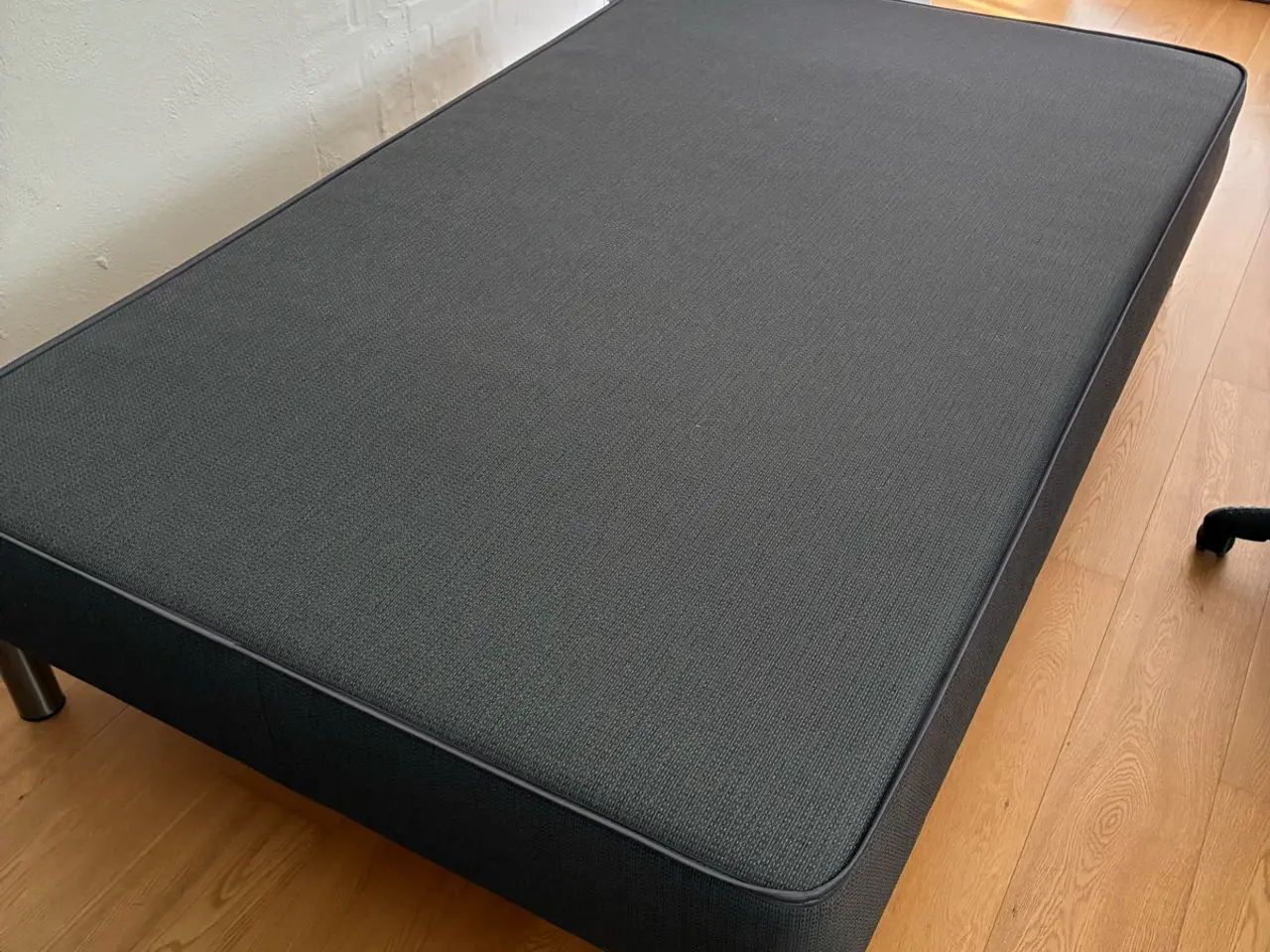 Billede 1 - Boxmadras med stålben. Meget lidt brugt.