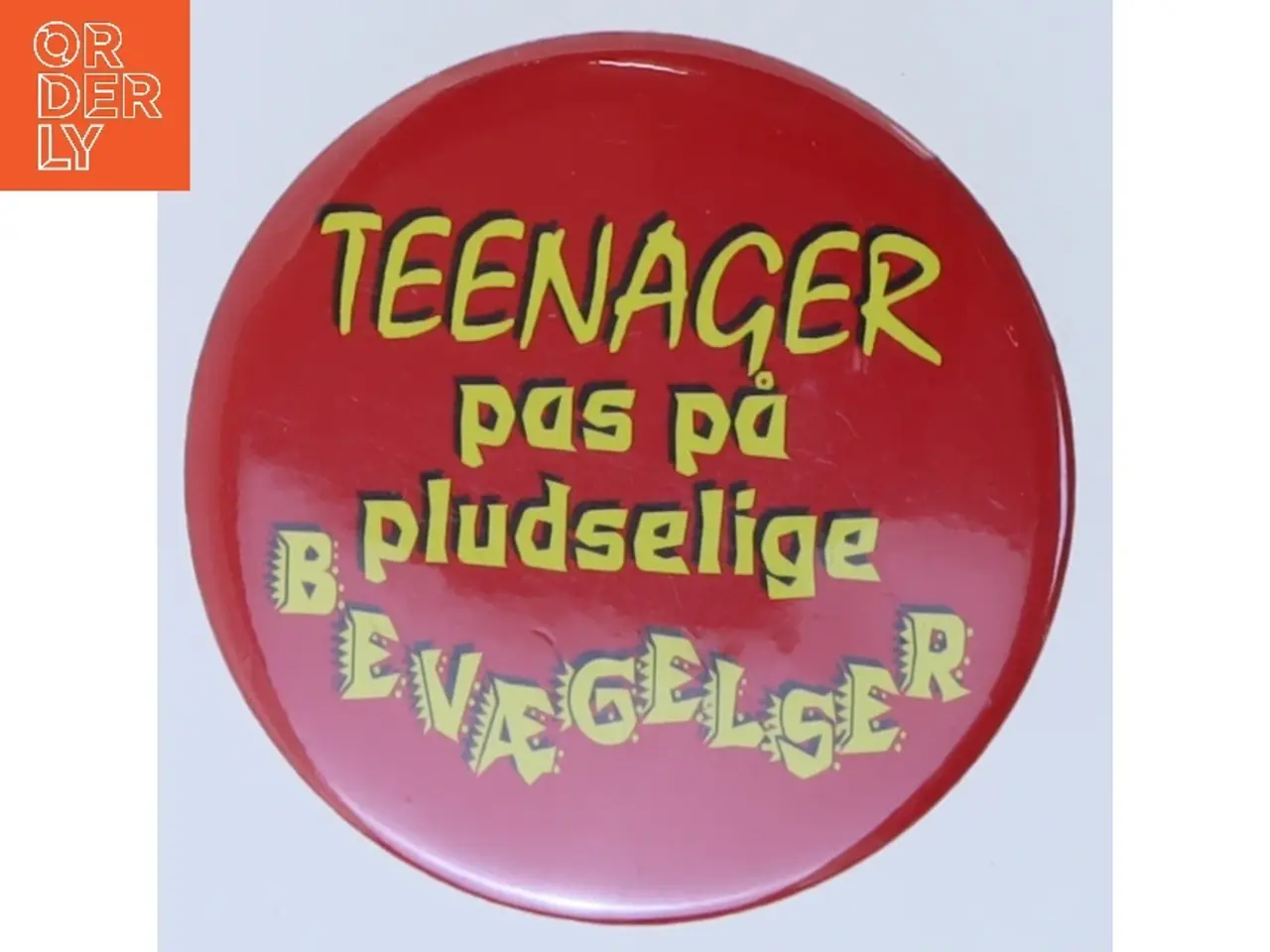 Billede 1 - Badge med sjov tekst (str. Ø 5,5 cm)
