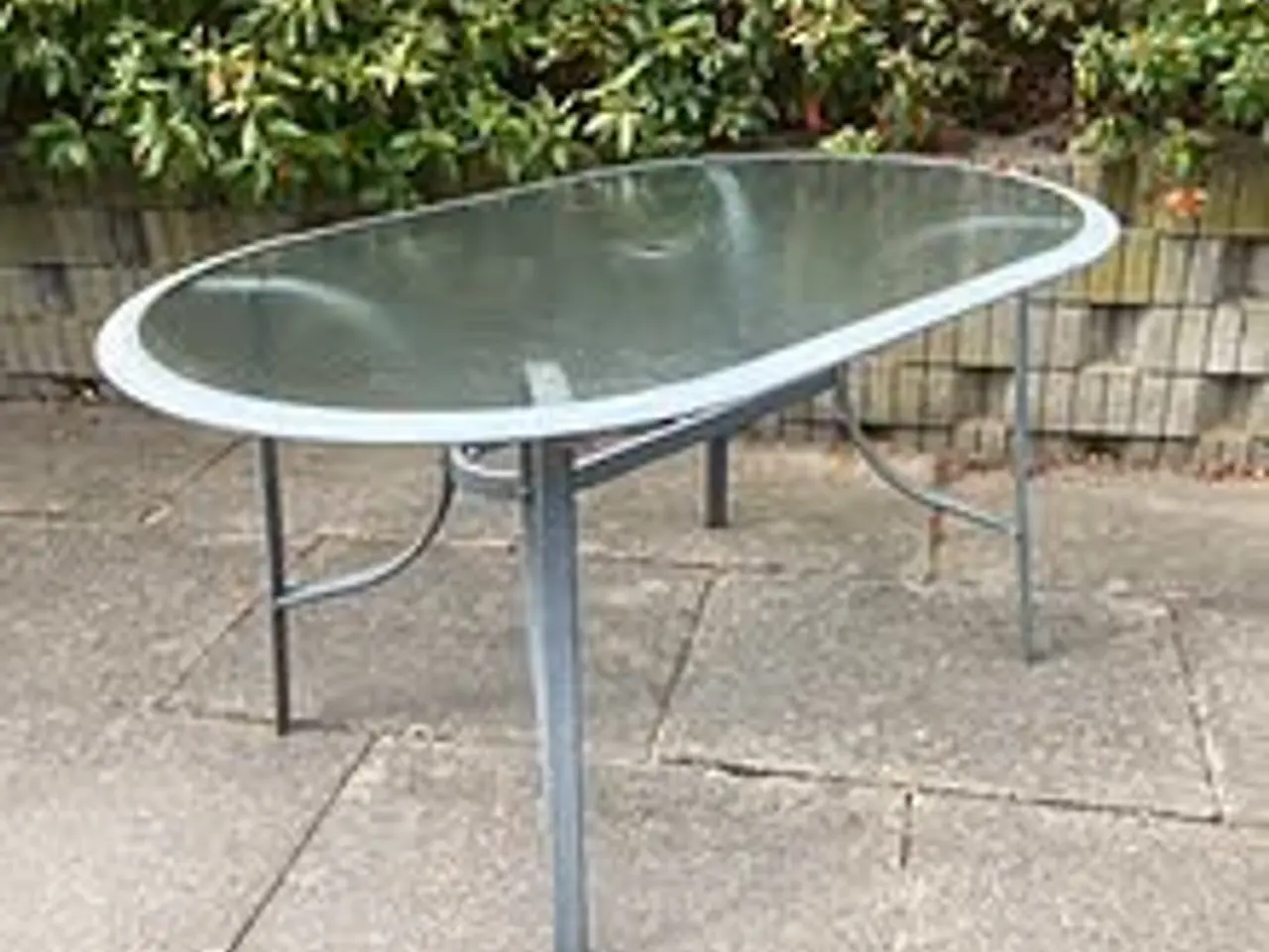Billede 1 - Oval havebord med glasplade