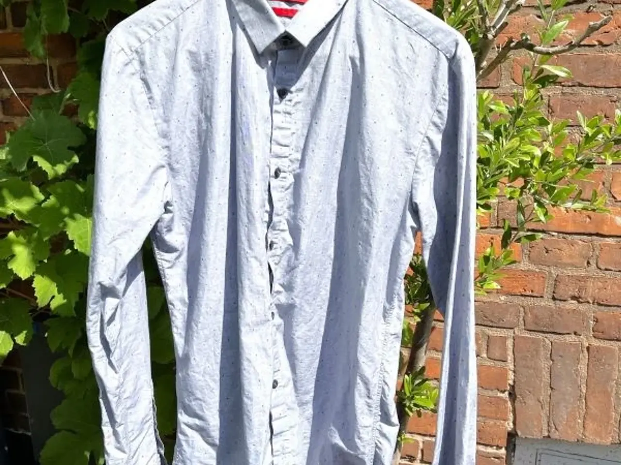 Billede 1 - HUGO skjorte med broderede prikker. Slim fit
