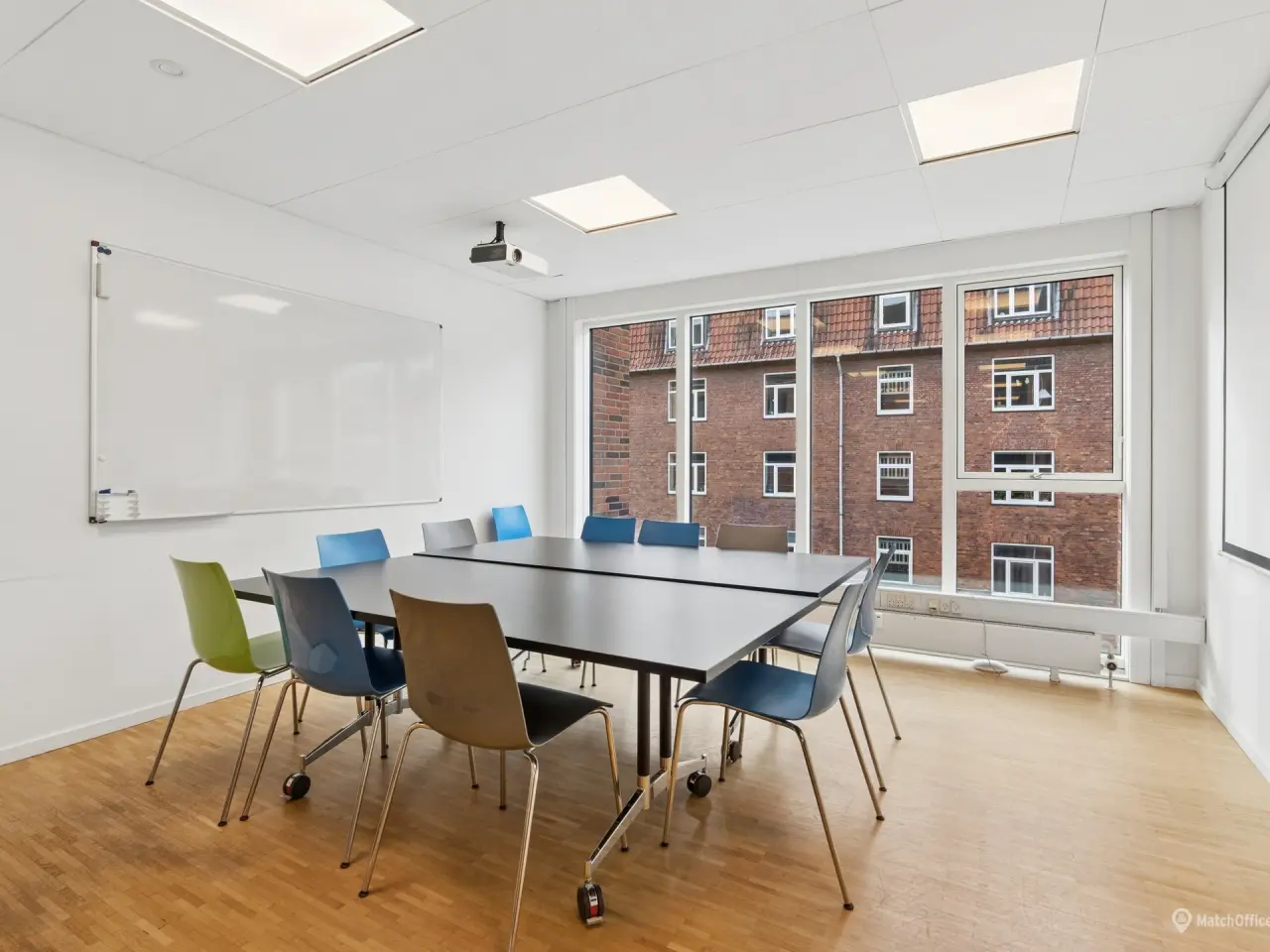 Billede 9 - Indbydende kontormiljø med mange mindre kontorer. samt eget konferencerum i København NV