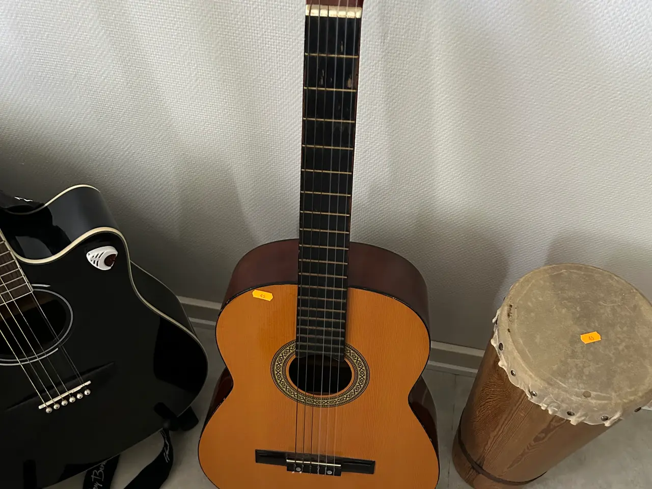 Billede 2 - 2 skt. Guitar samt tromme.