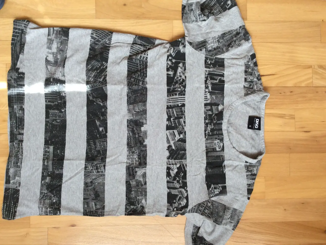 Billede 1 - Grå/sort t-shirt 