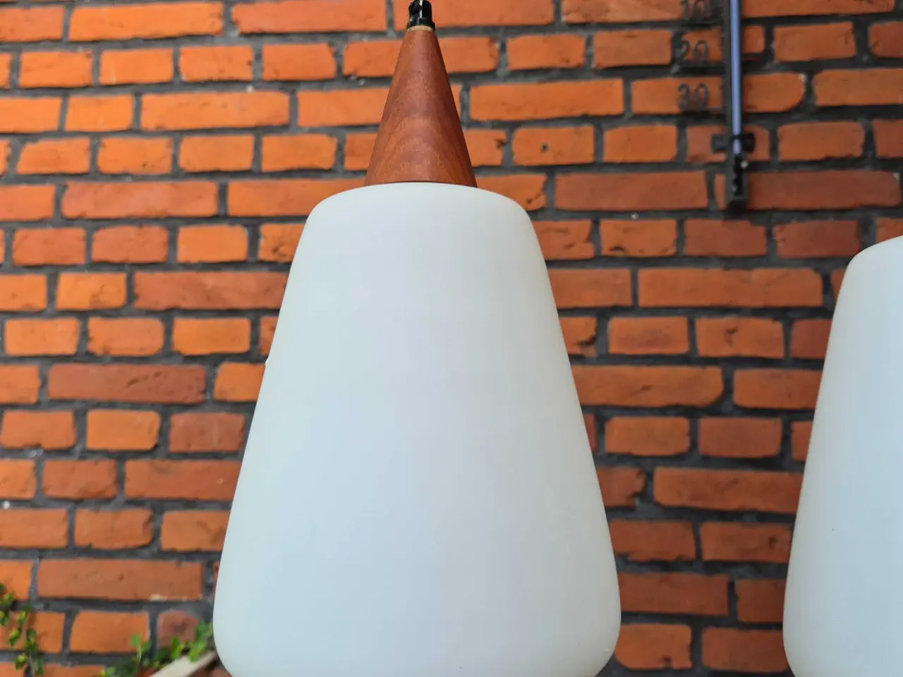 Billede 4 - Høje retrolamper i opalglas og teak