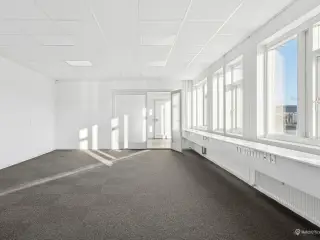 Kontorlejemål på 195 m² i Kastrup – mulighed for lager og udvidelse