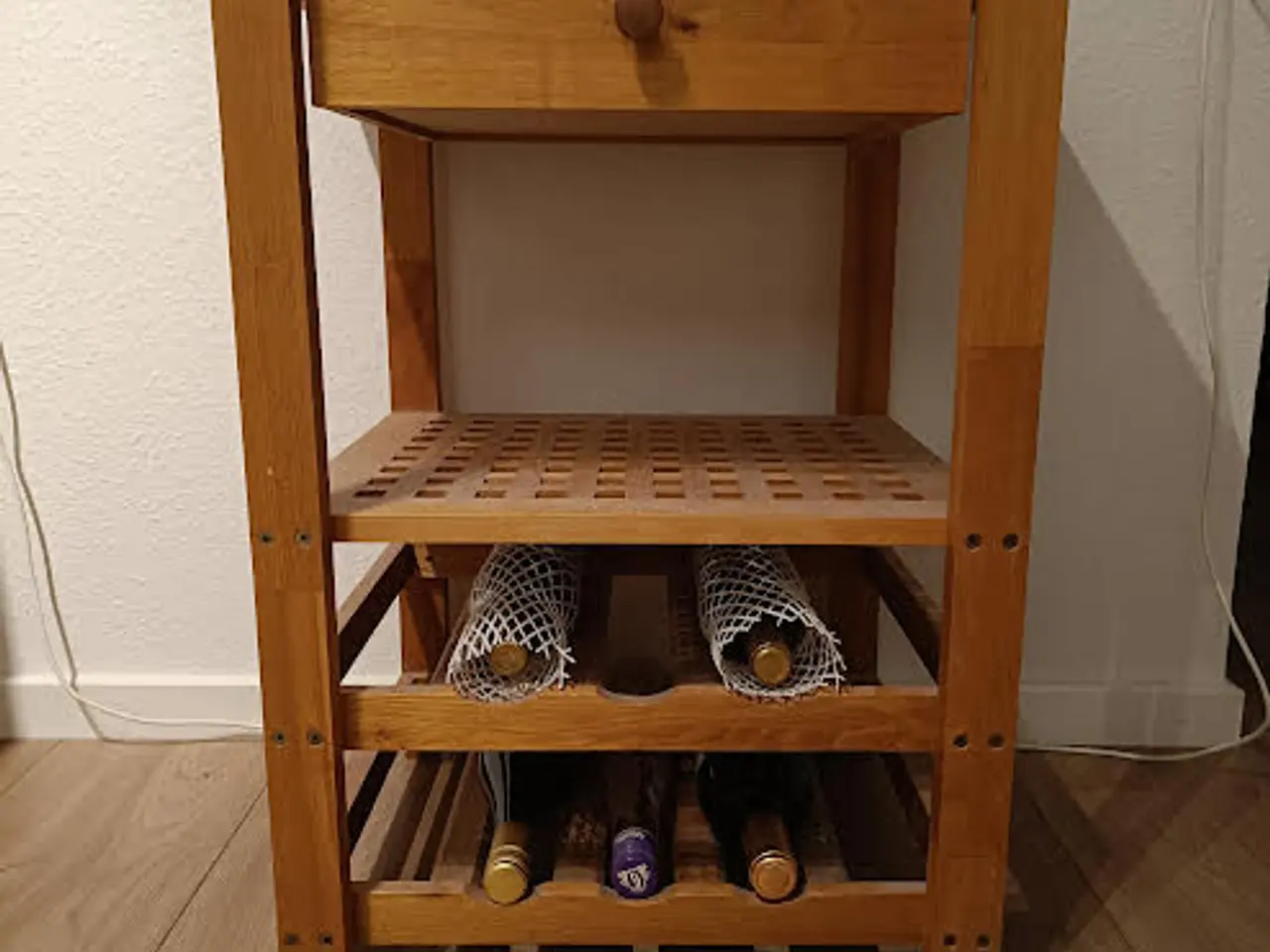 Billede 1 - Vinhylde med skuffe og bord