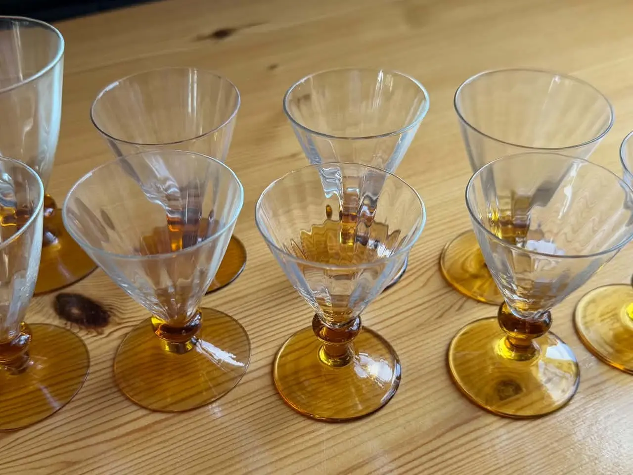 Billede 1 - Vintage glas m. ravgul fod og optiske striber