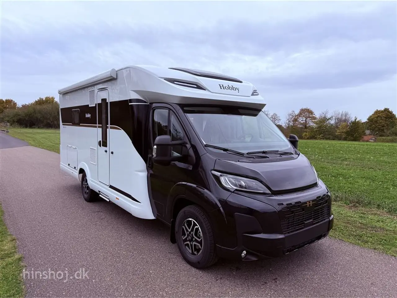 Billede 1 - 2026 - Hobby Maxia T 740 WE Aut.   Lækker Autocamper med lave enkelsenge og stort toiletrum med særskilt brusekabine fra Hinshøj Caravan.