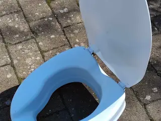 Hævet toiletsæde med låg