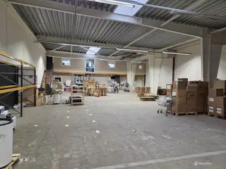 Lager med kontor udlejes