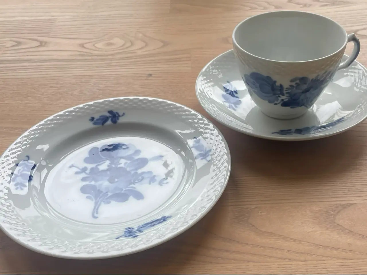 Billede 1 - Blå blomst kaffekopper med kagetallerkener