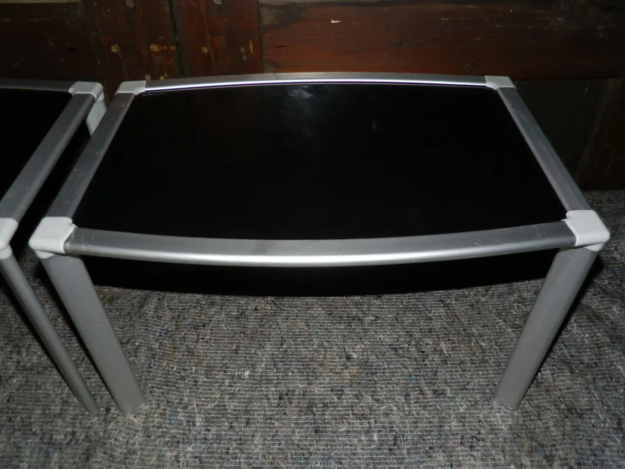 Billede 3 - Sengebord i sort hærdet glas og alu.