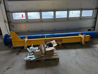 Ny søjlesvingkran. 500 kg. Udlæg: 400 cm.