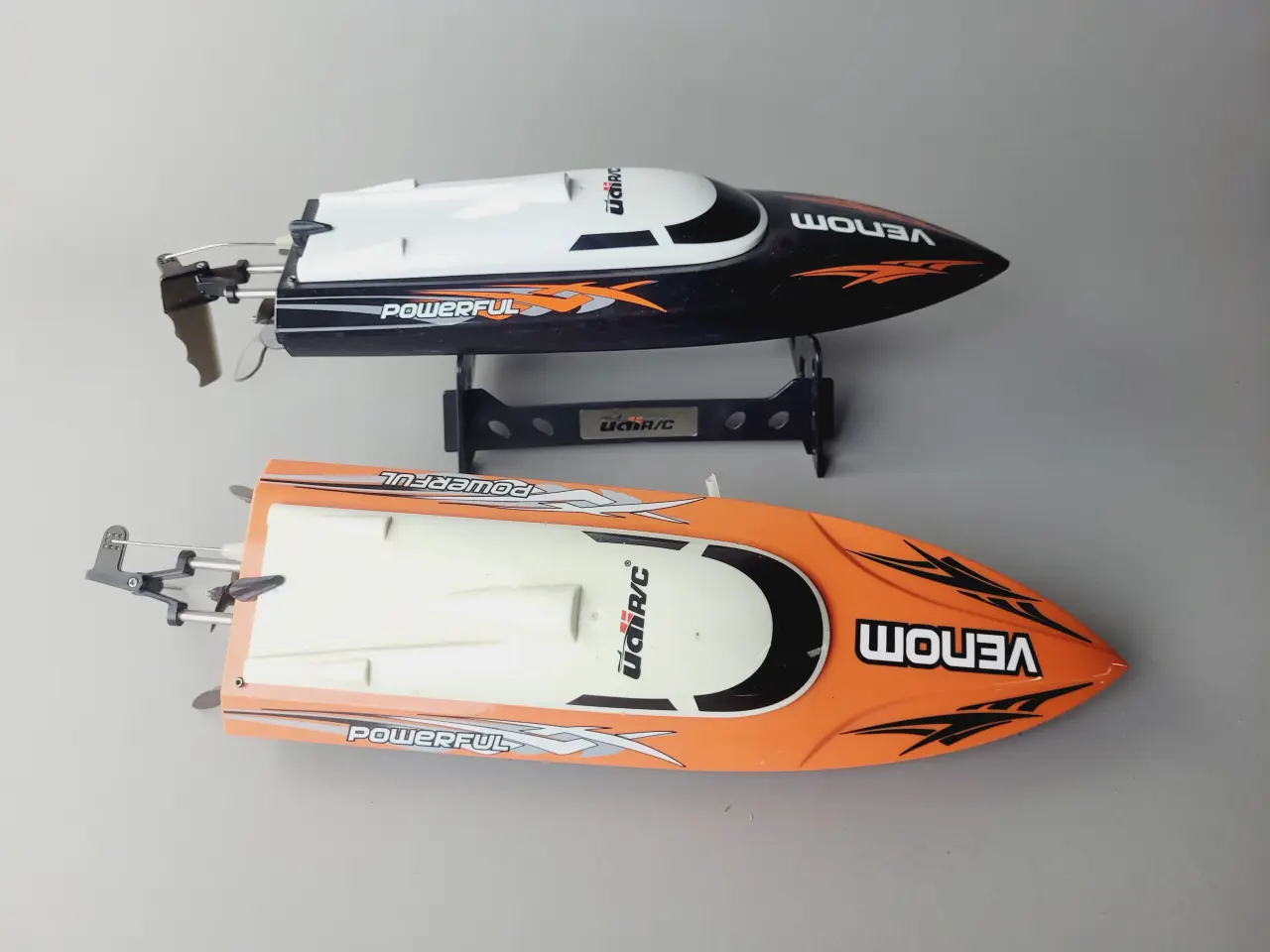 Billede 3 - 🚤 2x UDI R/C Venom Speedbåde (Utestet)