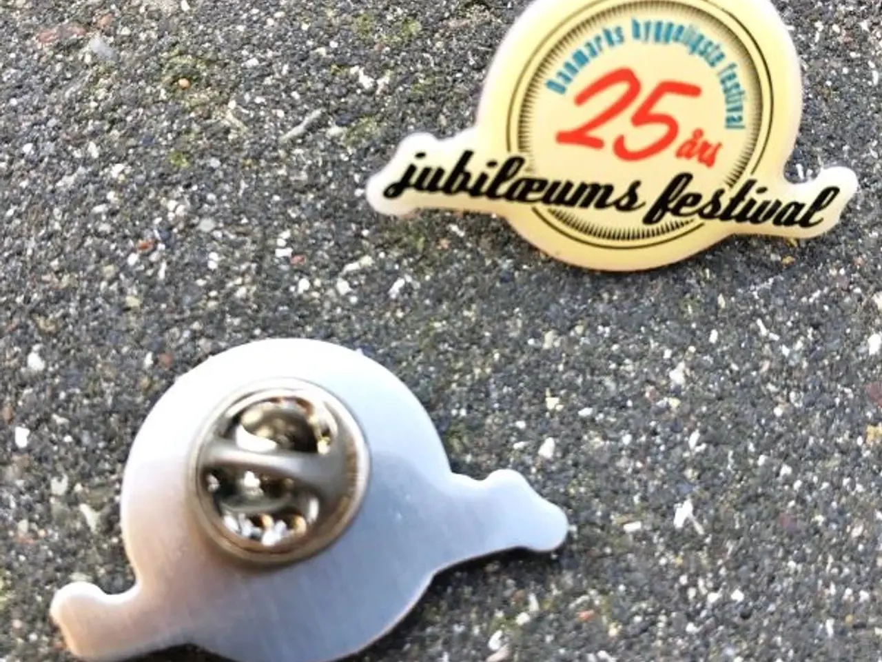 Billede 3 - 2 PINS FRA SAMSØ FESTIVAL - jubilæum