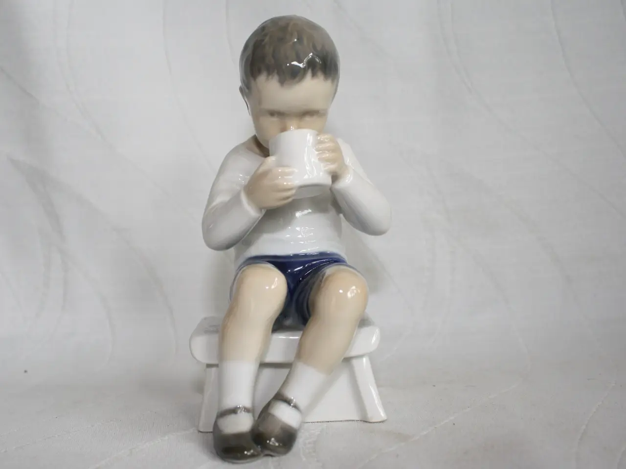 Billede 2 - Victor, Dreng med kop, figur fra Bing og Grøndahl