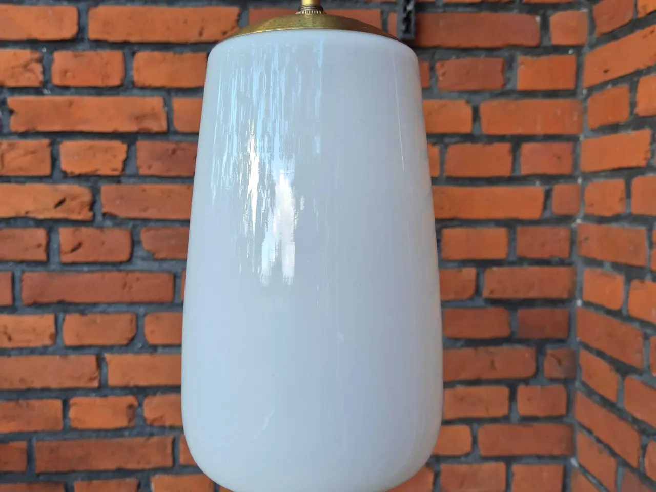Billede 1 - Elegant retrolampel i opalglas med messingtop
