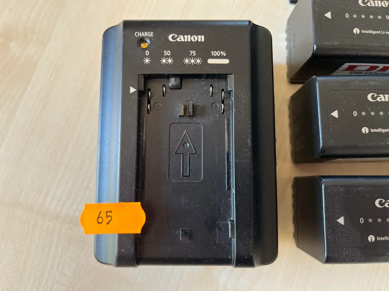 Billede 4 - Oplader og 8. Stk. Canon batterier