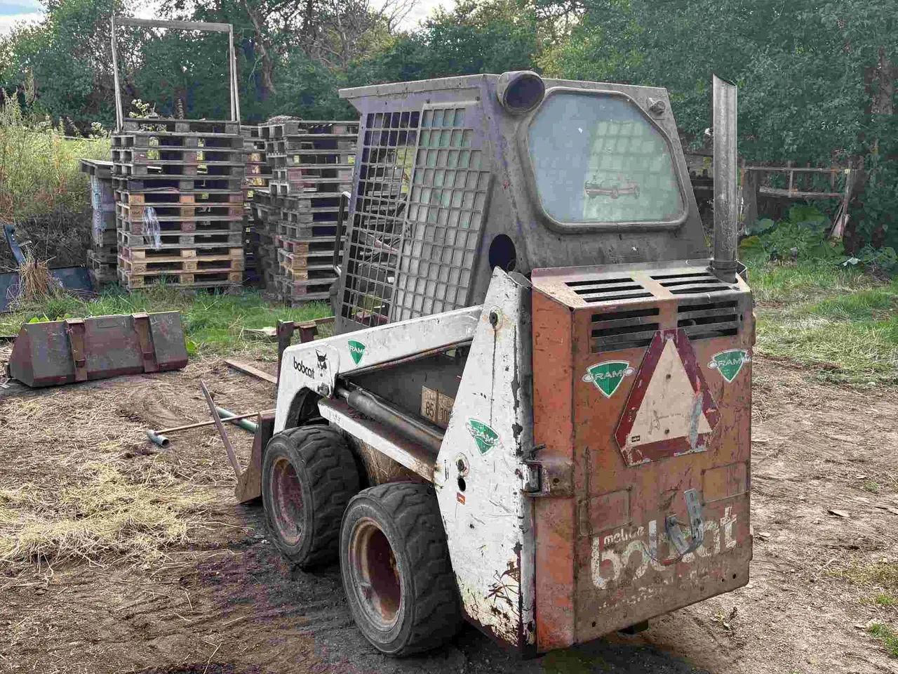 Billede 2 - Bobcat 453 minilæsser sælges med flere redskaber.