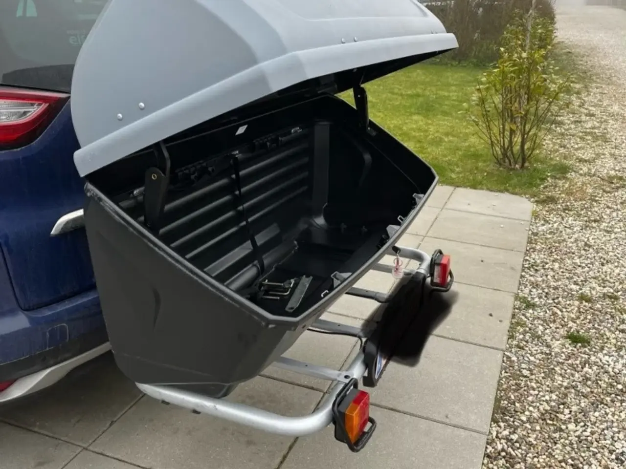 Billede 2 - UDLEJES - Bagageboks anhængertræk 420L Thule 
