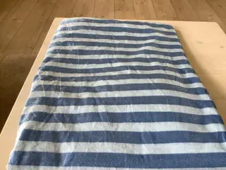Dug stribet blå/ lyseblå i velour. Eller en blå