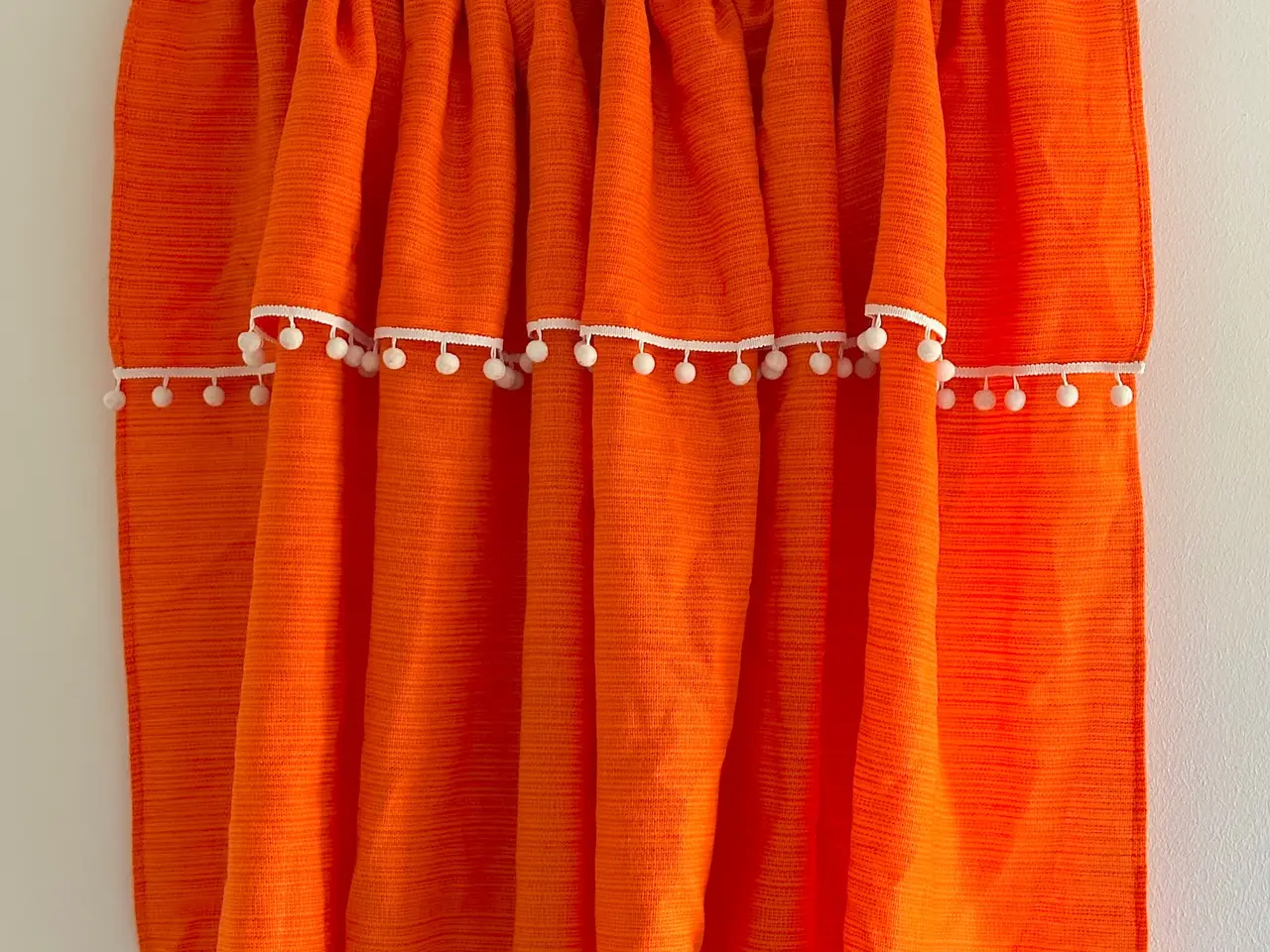 Billede 1 - Retro gardin, orange m pompom