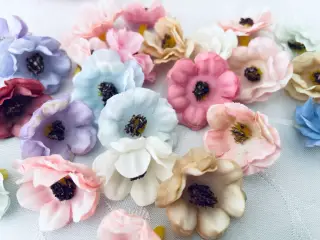 Små kunstig blomster i forskellige farver