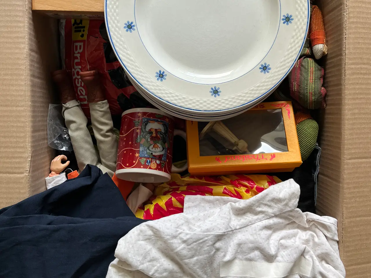 Billede 5 - 6 store flytter kasser med blandet ting og tøj.