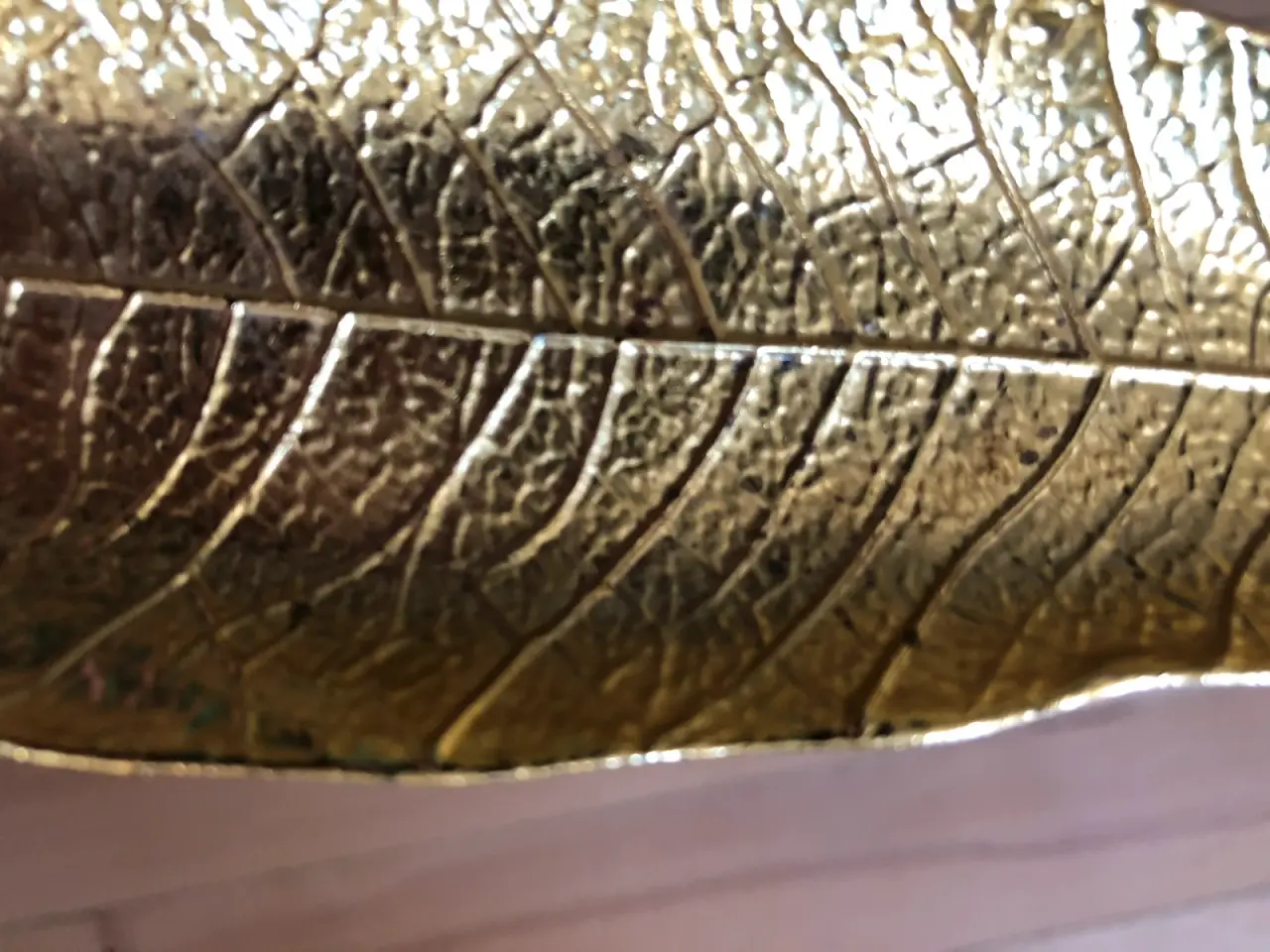 Billede 3 - Fin røgelseholder i guld med blad motiv