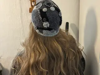 Håndlavet halstørklæde med tilhørende hue.