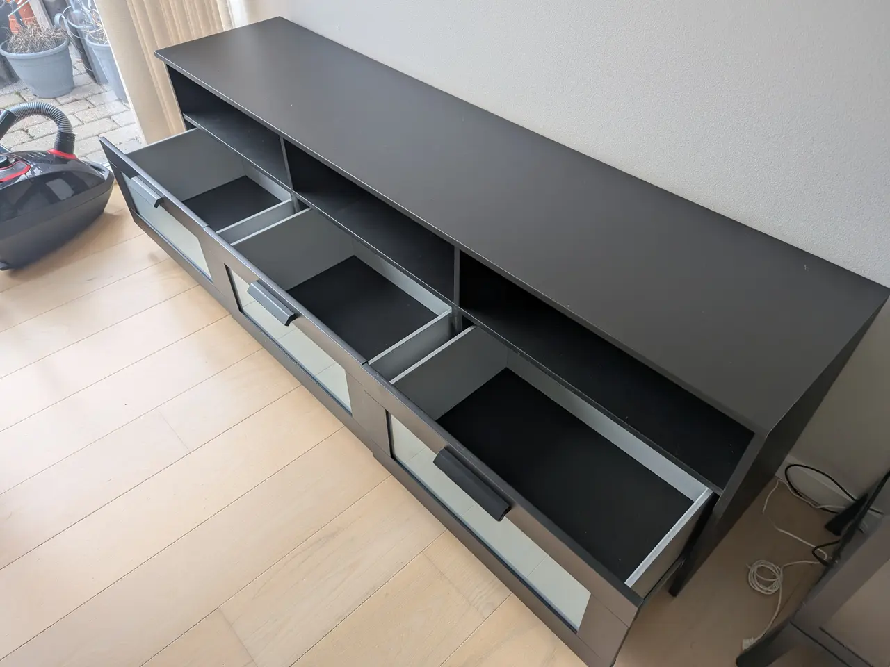 Billede 2 - Sort IKEA BRIMNES TV-bord med tre rummelige skuffe