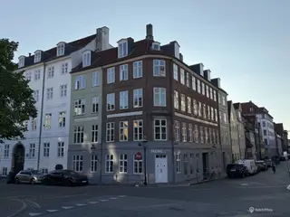 Kontor/klinik/showroom i fredet ejendom i velbesøgt gade