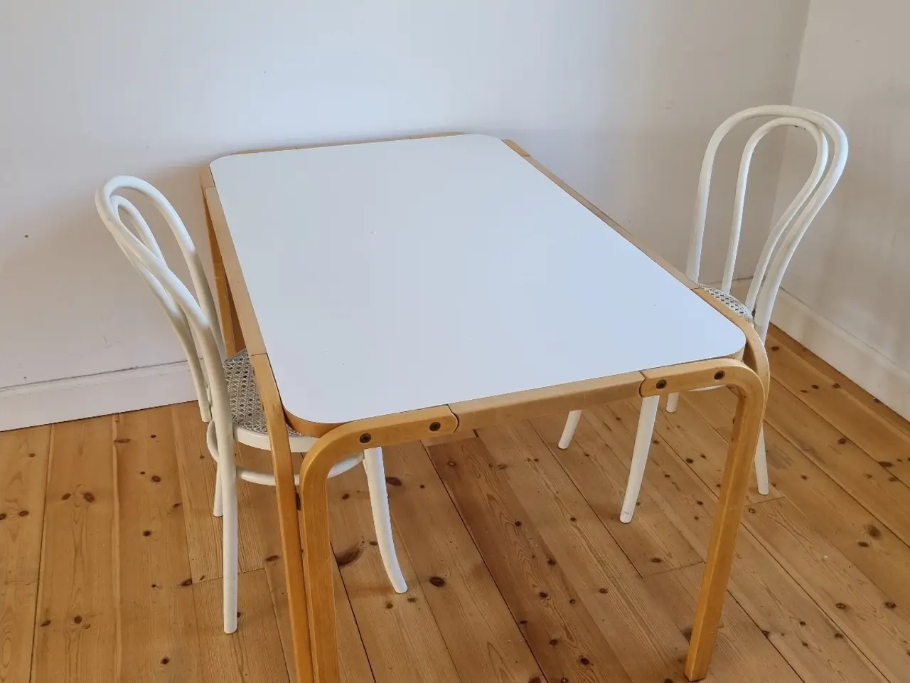 Billede 1 - Spisebord og stole