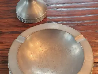 Tin askebæger og lysestage
