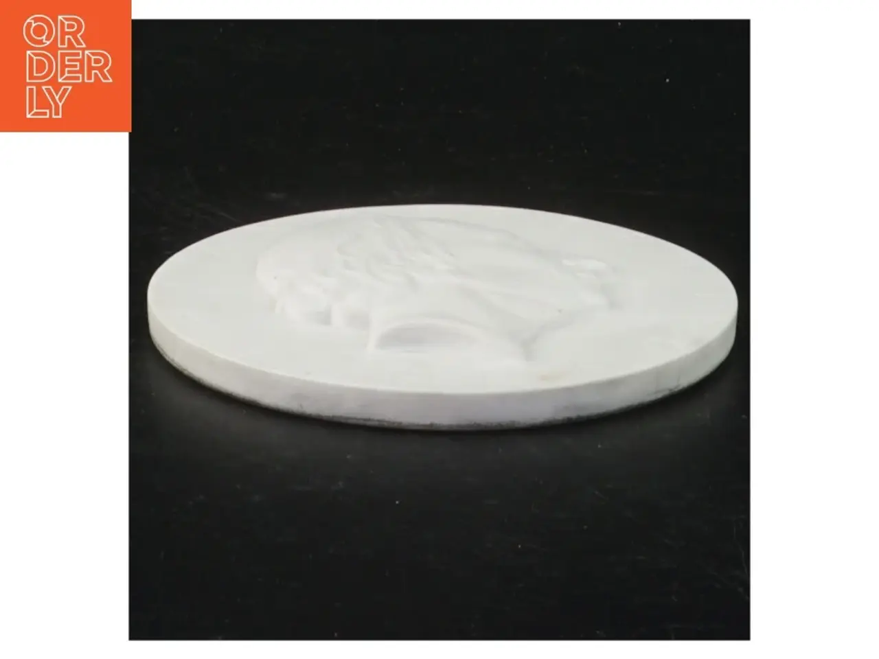 Billede 4 - Hvid porcelænsplatte med relief af H.C.Andersen fra Royal Copenhagen (str. Ø 10,5 cm)